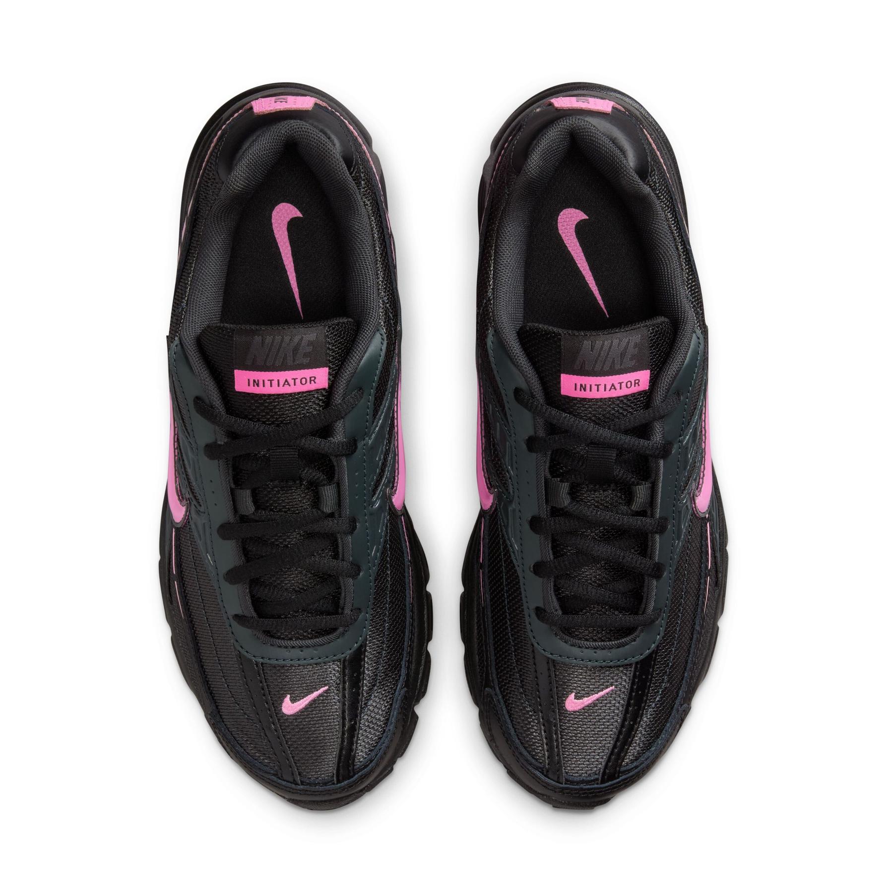 Image de la Nike Initiator Pink and Black, chaussure running noire en mesh avec empiècements argentés et accents rose vif.