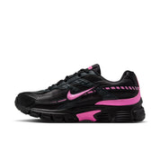 Image de la Nike Initiator Pink and Black, chaussure running noire en mesh avec empiècements argentés et accents rose vif.