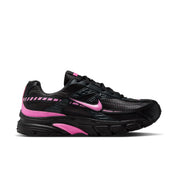 Image de la Nike Initiator Pink and Black, chaussure running noire en mesh avec empiècements argentés et accents rose vif.