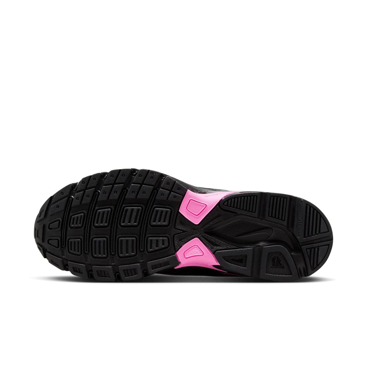 Image de la Nike Initiator Pink and Black, chaussure running noire en mesh avec empiècements argentés et accents rose vif.