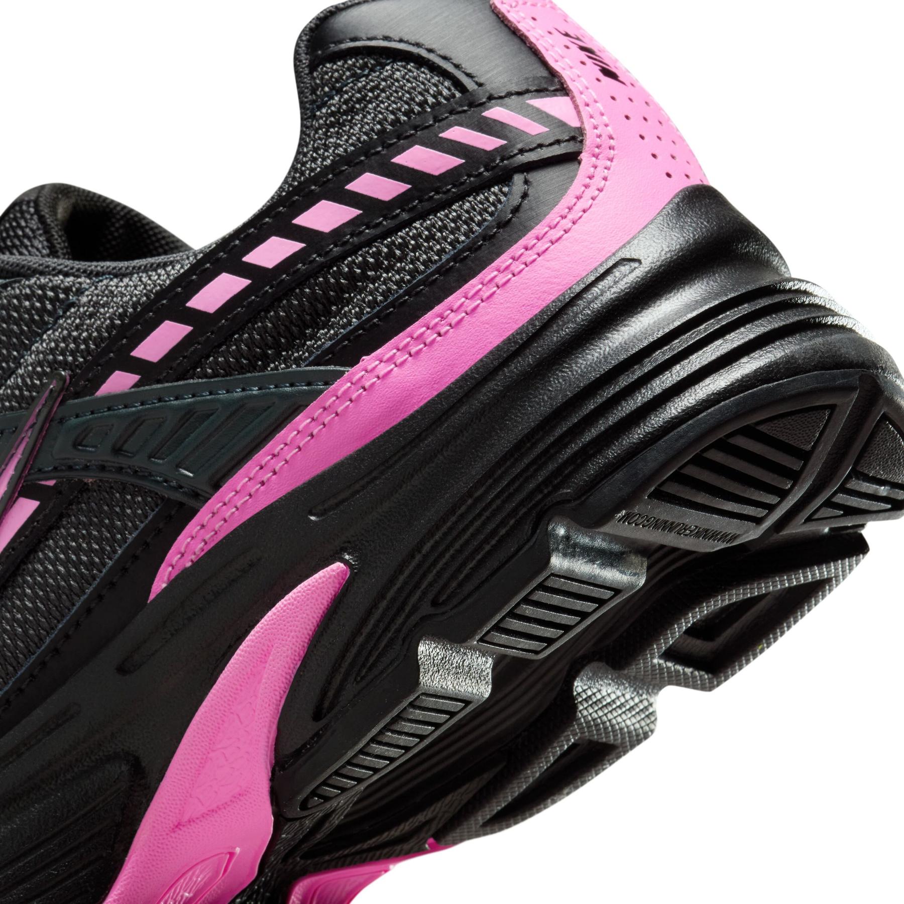 Image de la Nike Initiator Pink and Black, chaussure running noire en mesh avec empiècements argentés et accents rose vif.