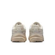 Image de la Nike Initiator Beige 394053-103, chaussure running beige en mesh avec empiècements argentés et finitions sable. (vue de derrière)
