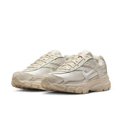 Image de la Nike Initiator Beige 394053-103, chaussure running beige en mesh avec empiècements argentés et finitions sable. (vue de 3/4)