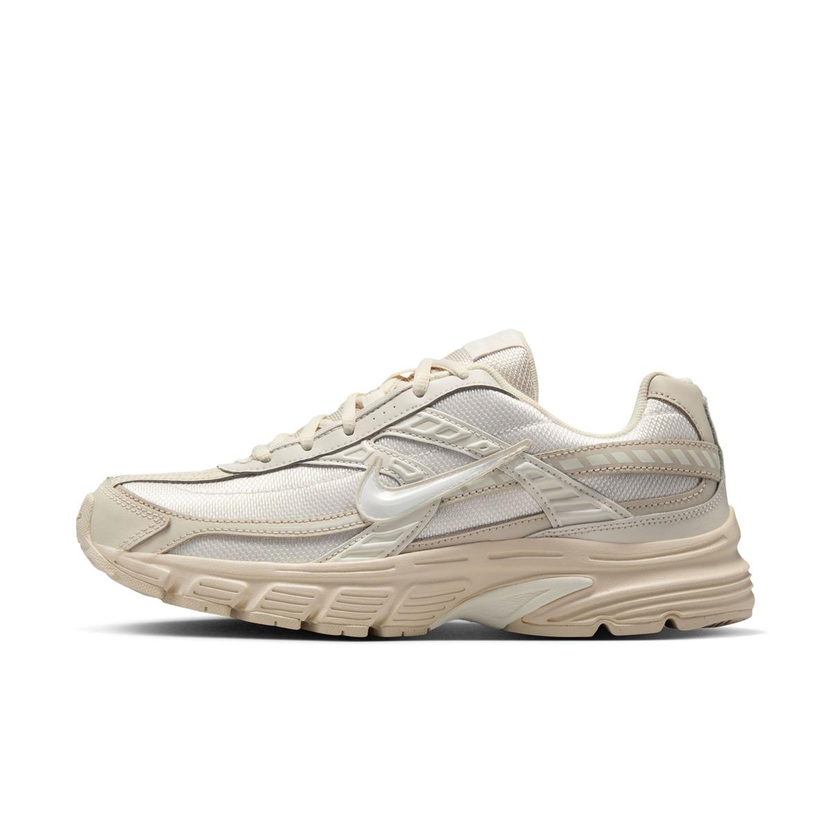 Image de la Nike Initiator Beige 394053-103, chaussure running beige en mesh avec empiècements argentés et finitions sable. (vue de profil intérieur)