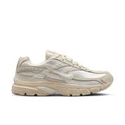 Image de la Nike Initiator Beige 394053-103, chaussure running beige en mesh avec empiècements argentés et finitions sable. (vue de profil)