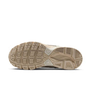 Image de la Nike Initiator Beige 394053-103, chaussure running beige en mesh avec empiècements argentés et finitions sable. (vue semelle)