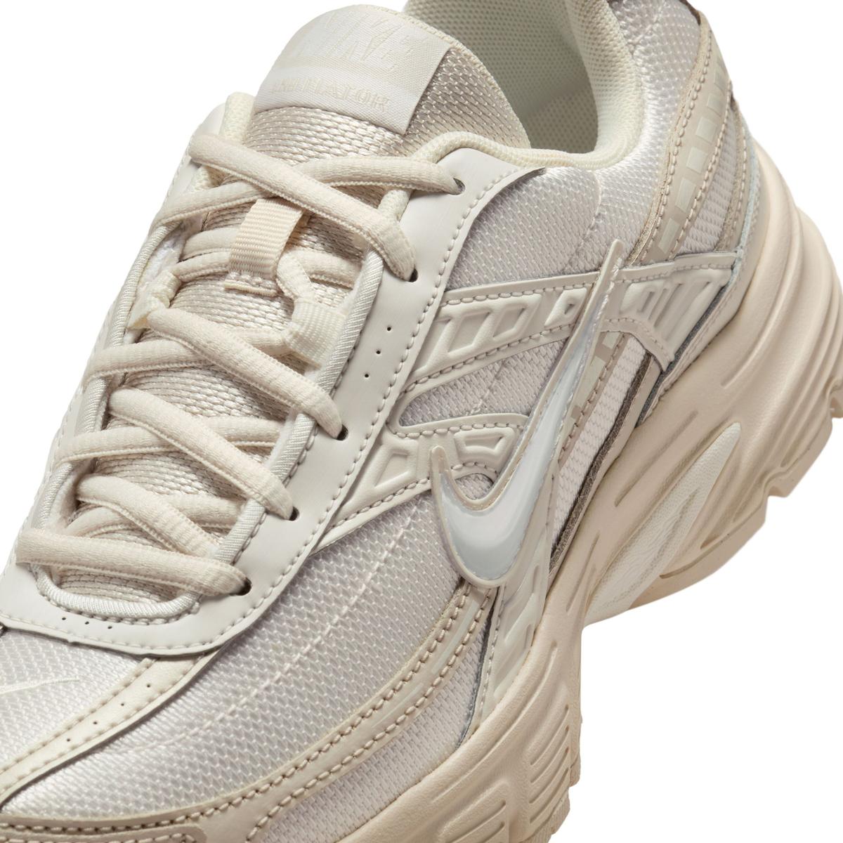 Image de la Nike Initiator Beige 394053-103, chaussure running beige en mesh avec empiècements argentés et finitions sable. (zoom avant de la chaussure)