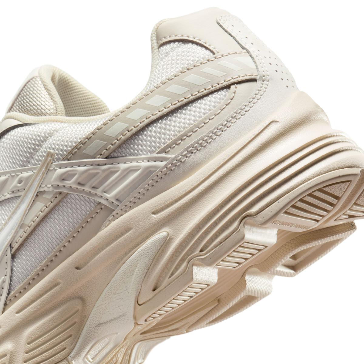Image de la Nike Initiator Beige 394053-103, chaussure running beige en mesh avec empiècements argentés et finitions sable. (zoom arrière de la chaussure)