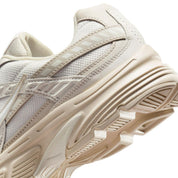 Image de la Nike Initiator Beige 394053-103, chaussure running beige en mesh avec empiècements argentés et finitions sable. (zoom arrière de la chaussure)