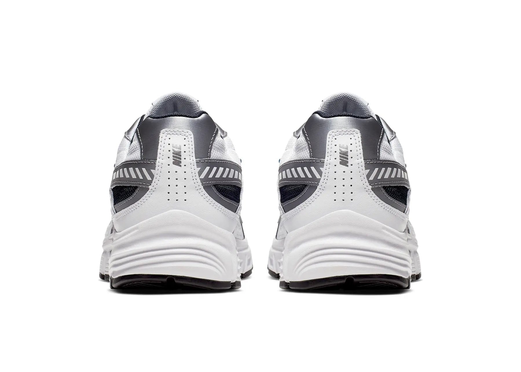 Nike Initiator White Obsidian Metallic Cool Grey blanche en mesh avec renforts gris métallisés, bleu marine et détails New Blue vue de derrière. 
