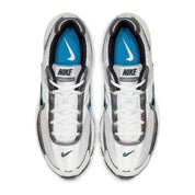 Nike Initiator White Obsidian Metallic Cool Grey blanche en mesh avec renforts gris métallisés, bleu marine et détails New Blue vue du dessus. 