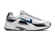 Nike Initiator White Obsidian Metallic Cool Grey blanche en mesh avec renforts gris métallisés, bleu marine et détails New Blue vue de profil. 