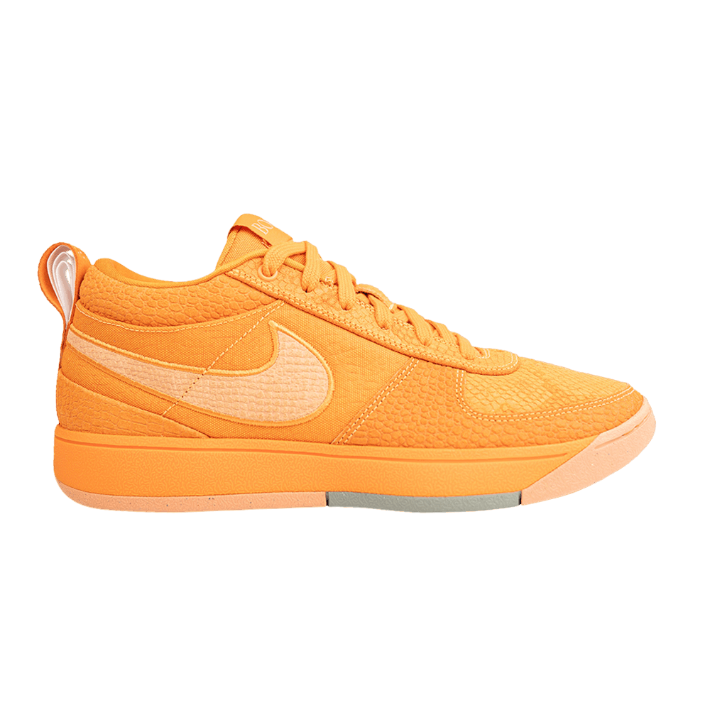 Nike Book 1 Chapter One avec tige en textile respirant, empiècements structurés, amorti Air Zoom et semelle extérieure en caoutchouc conçue pour le basketball vue de profil. 