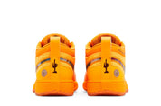 Nike Book 1 EYBL Nationals avec tige en textile respirant, détails exclusifs EYBL, amorti Air Zoom et semelle extérieure en caoutchouc pour le basketball vue de derrière. 