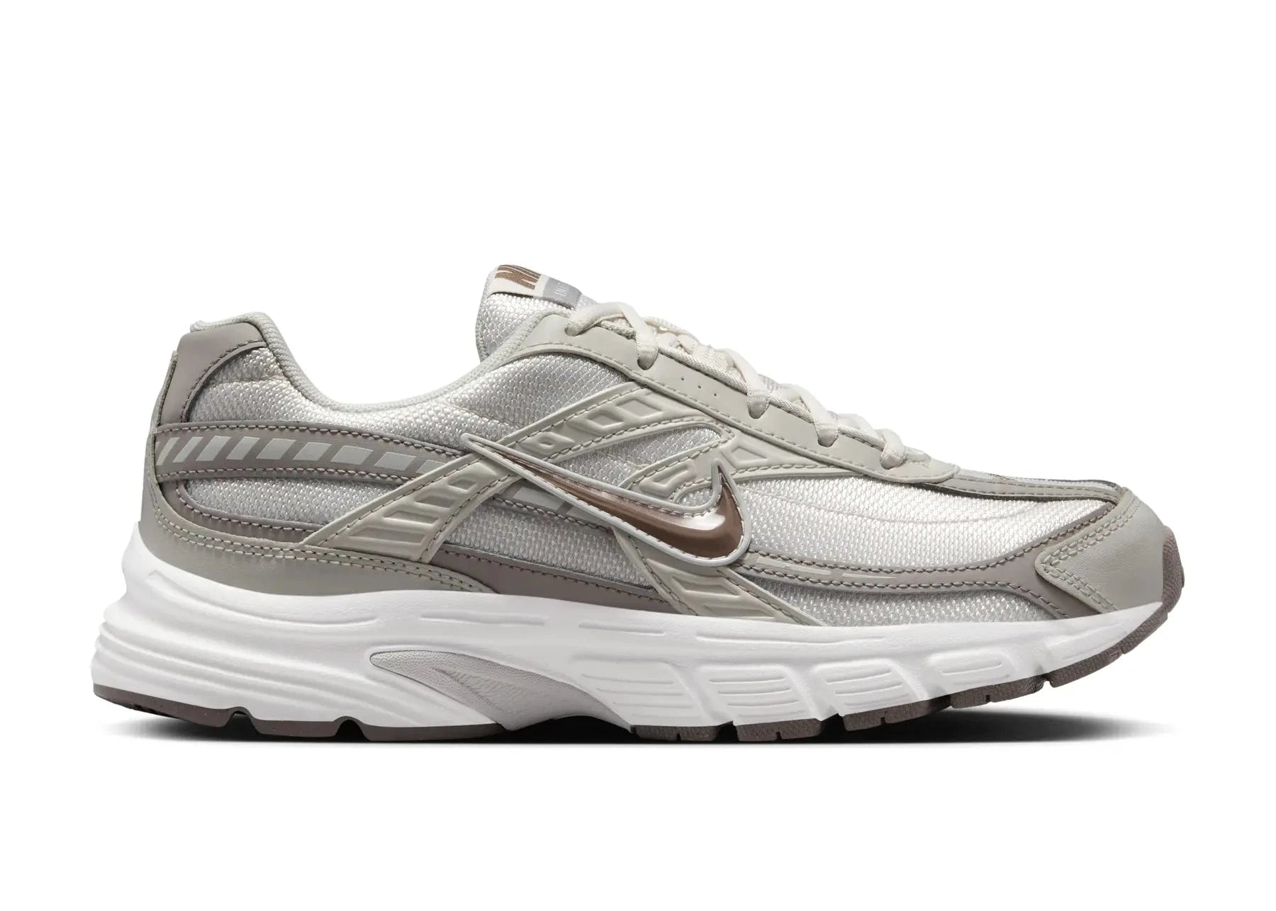 Nike Initiator Phantom Light Bone Sail Mink Brown IB4339-001 avec tige crème et beige, détails bruns et silhouette rétro-running multicouche vue de profil. 