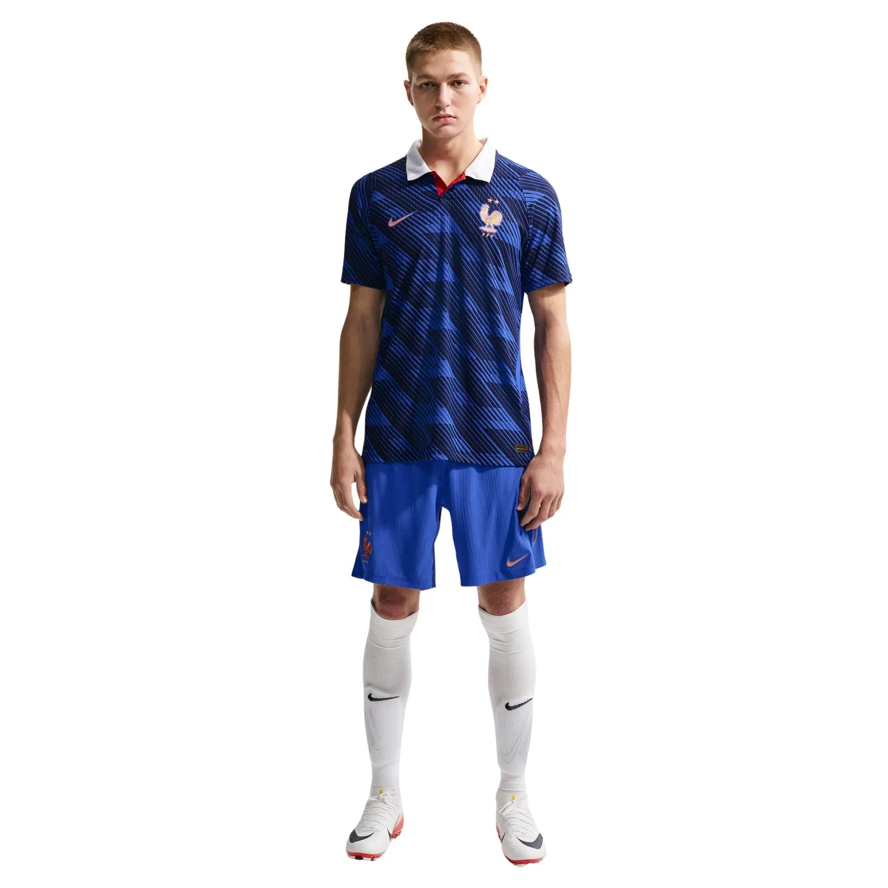 Nike France National Team 2026 Match Home Jersey Game Royal/Blackened Blue/White/Metallic Copper, maillot domicile authentique de l'Équipe de France avec technologie Dri-FIT ADV, coloris bleu royal et finitions premium vu de face. 