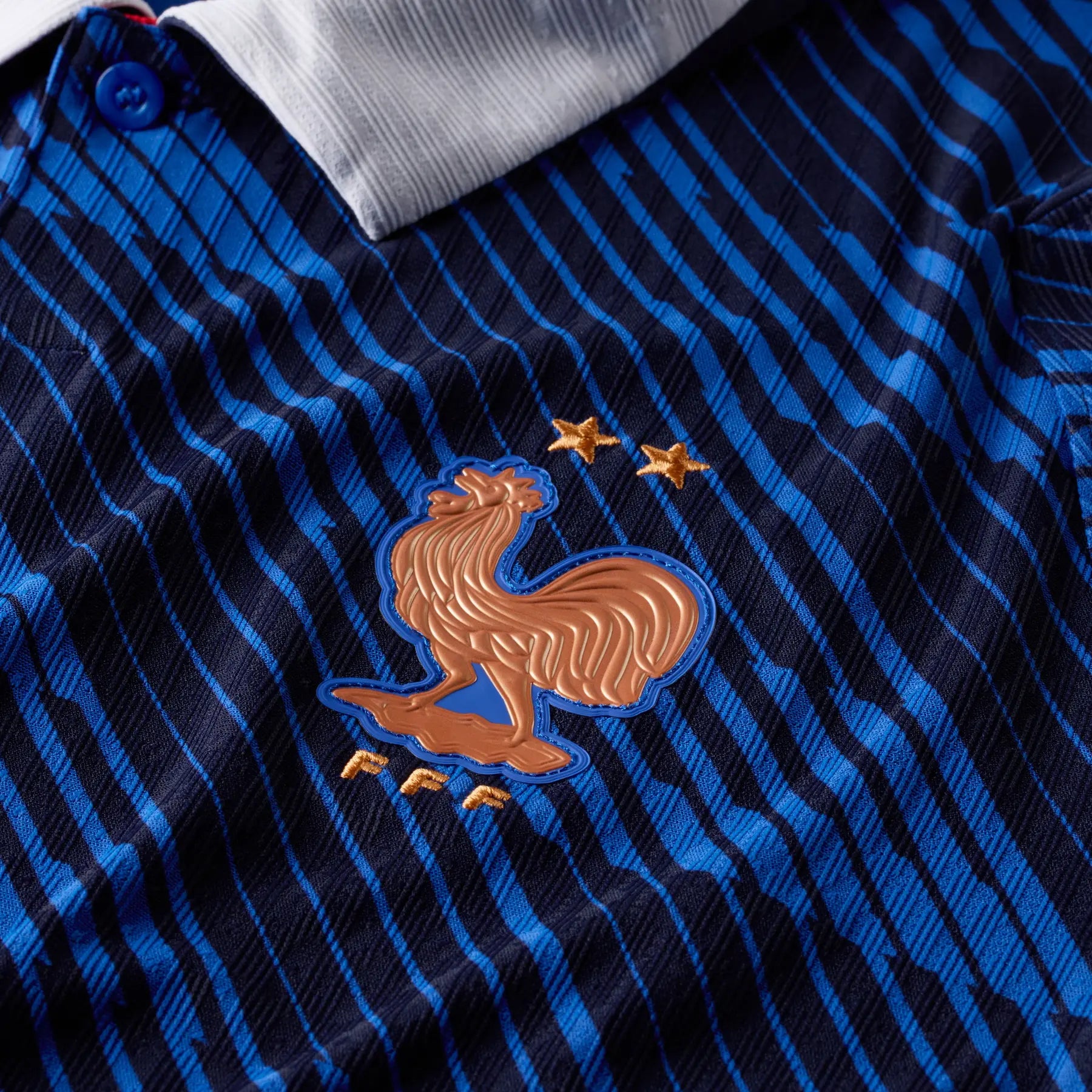 Nike France National Team 2026 Match Home Jersey Game Royal/Blackened Blue/White/Metallic Copper, maillot domicile authentique de l'Équipe de France avec technologie Dri-FIT ADV, coloris bleu royal et finitions premium vu de face. 