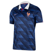 Nike France National Team 2026 Stadium Home Jersey Blue, maillot domicile officiel de l'Équipe de France 2026 en bleu avec technologie Dri-FIT et tissu 100 % polyester recyclé vu de face. 