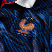 Vue sur les détails du Nike France National Team 2026 Stadium Home Jersey Blue, maillot domicile officiel de l'Équipe de France 2026 en bleu avec technologie Dri-FIT et tissu 100 % polyester recyclé.