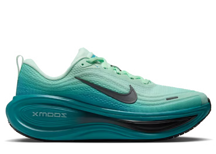 Nike Vomero Plus Chicago Marathon IV6298-300 en Arctic Green, Black et Action Grape avec mesh technique et semelle ZoomX épaisse vue de profil. 