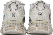 Balenciaga Runner Graffiti White Blue avec tige en mesh respirant, empiècements en cuir et matières synthétiques blanches et bleues, finitions graffiti et semelle épaisse en caoutchouc.