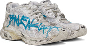 Balenciaga Runner Graffiti White Blue avec tige en mesh respirant, empiècements en cuir et matières synthétiques blanches et bleues, finitions graffiti et semelle épaisse en caoutchouc.
