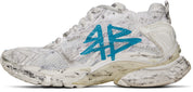 Balenciaga Runner Graffiti White Blue avec tige en mesh respirant, empiècements en cuir et matières synthétiques blanches et bleues, finitions graffiti et semelle épaisse en caoutchouc.