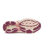 Saucony ProGrid Omni 9 Ivory Peoni en mesh ivoire avec détails rosés et amorti ProGrid vue sur la semelle extérieure. 