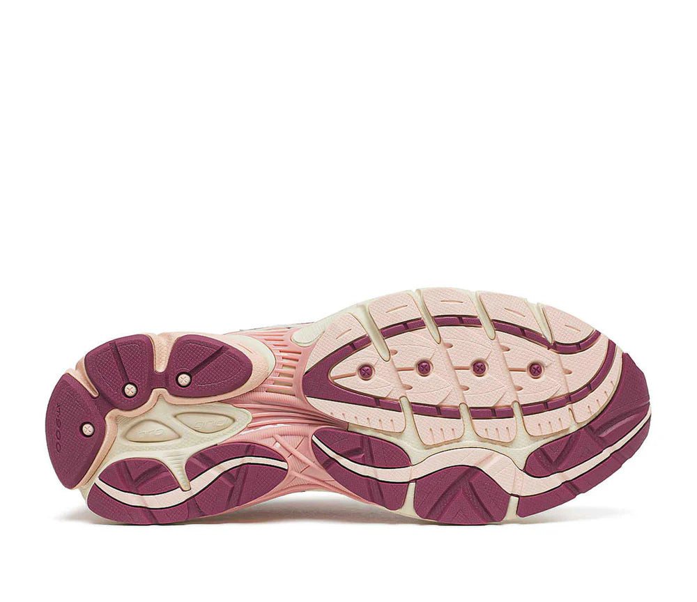 Saucony ProGrid Omni 9 Ivory Peoni en mesh ivoire avec détails rosés et amorti ProGrid vue sur la semelle extérieure. 