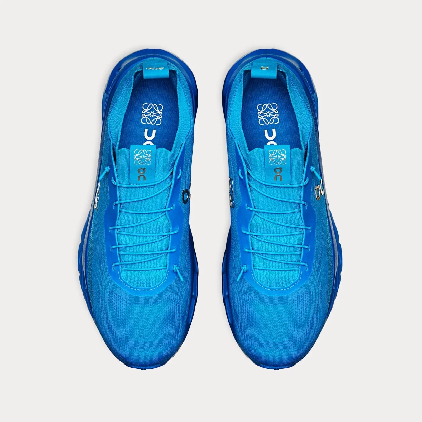 sneakers premium On Running Cloudtilt LOEWE bleu électrique en mesh technique avec semelle CloudTec Phase et finitions haut de gamme vues de dessus. 