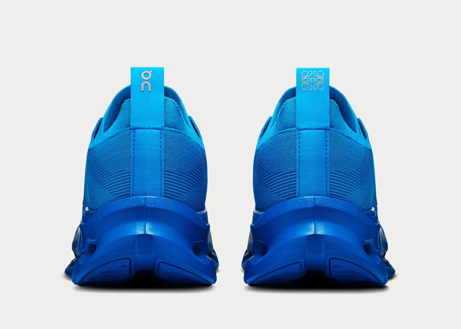 sneakers premium On Running Cloudtilt LOEWE bleu électrique en mesh technique avec semelle CloudTec Phase et finitions haut de gamme vues de derrière. 