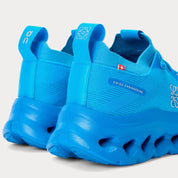 sneakers premium On Running Cloudtilt LOEWE bleu électrique en mesh technique avec semelle CloudTec Phase et finitions haut de gamme vues de 3/4 arrière. 