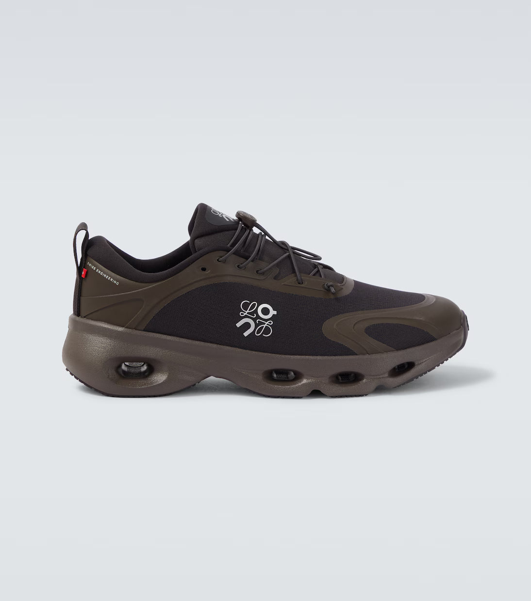 Sneakers On Running Cloudsolo LOEWE Dark Brown Black en matériaux techniques premium avec semelle CloudTec® et finitions luxe contemporaines vue de profil