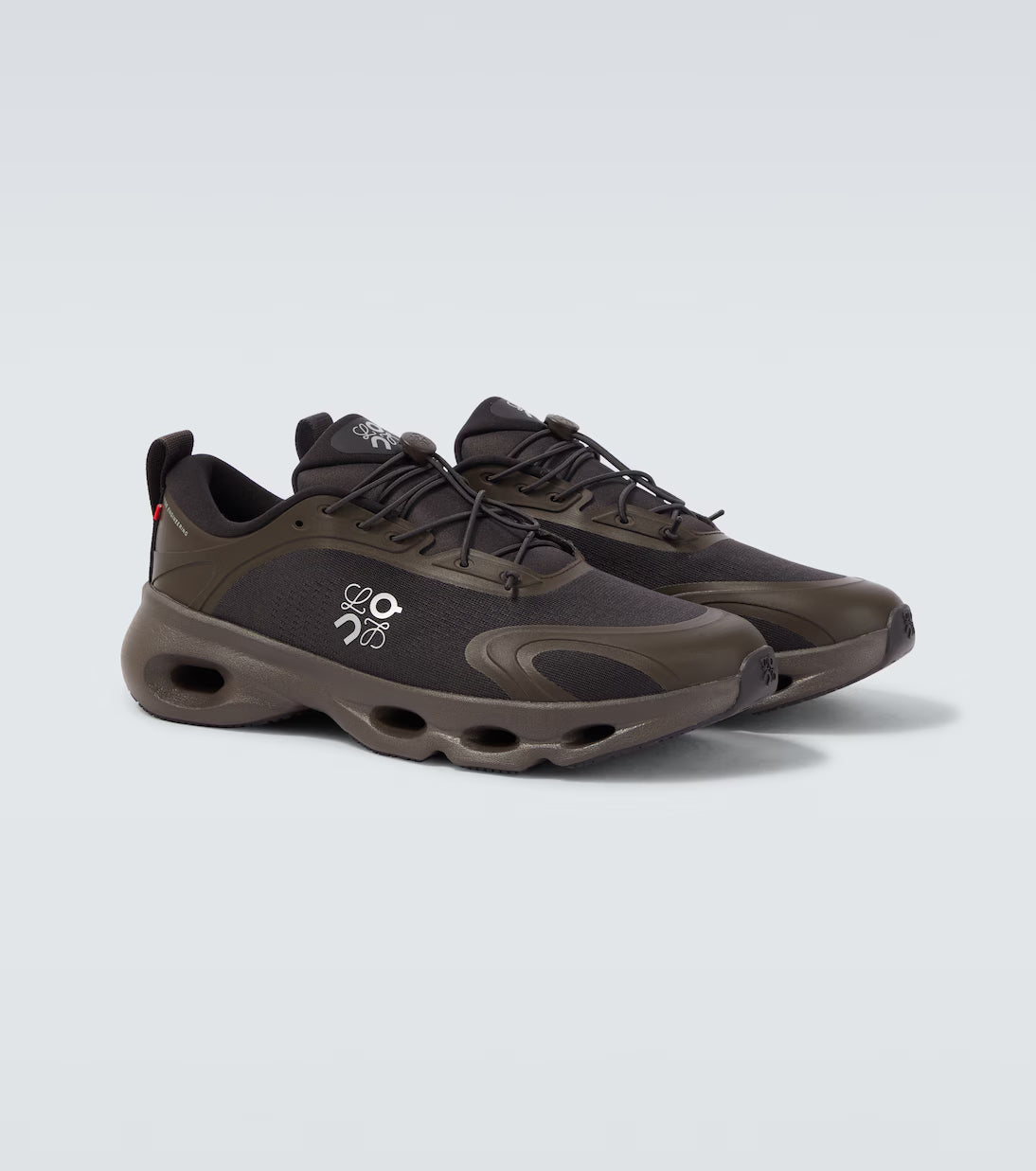 Sneakers On Running Cloudsolo LOEWE Dark Brown Black en matériaux techniques premium avec semelle CloudTec® et finitions luxe contemporaines vue de 3/4 face. 