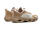 Sneakers On Running Cloudsolo LOEWE Dark Sand Cream en matériaux techniques premium avec semelle CloudTec® et finitions luxe épurées vue de 3/4 arrière. 