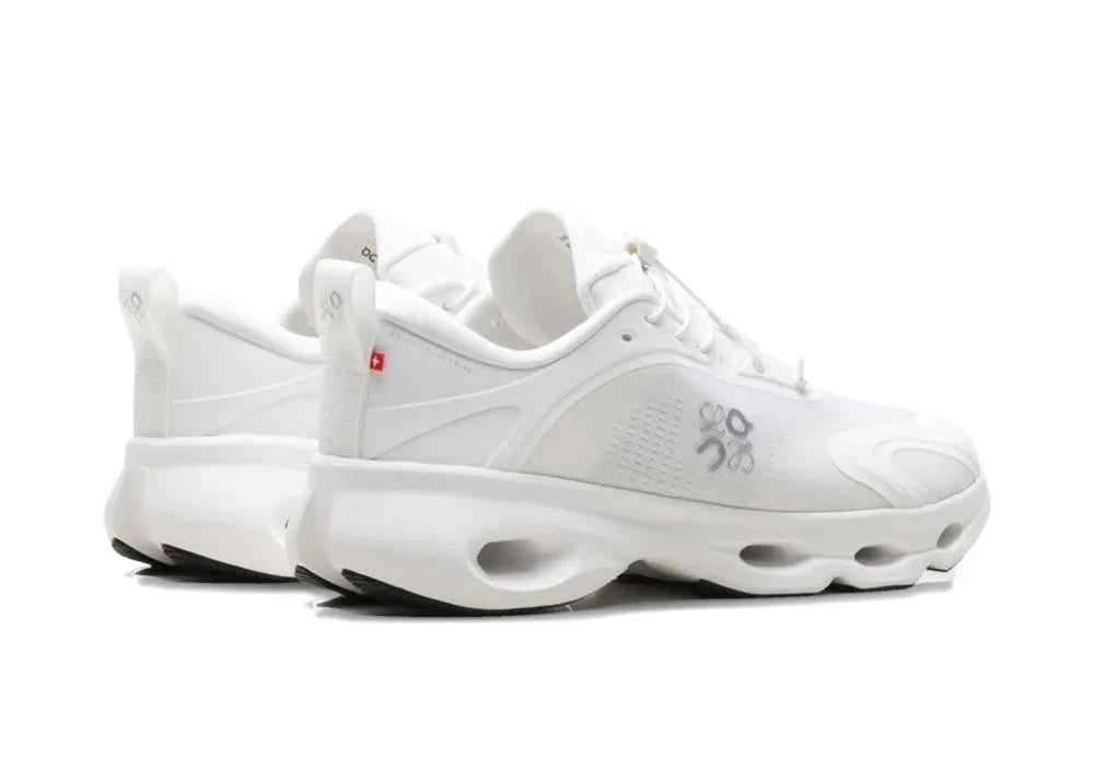 Sneakers On Running Cloudsolo LOEWE White Light Grey en matériaux techniques premium avec semelle CloudTec® et finitions luxe minimalistes vue de 3/4 arrière. 
