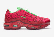 Nike Air Max Plus One Piece Ope Ope (WITH PROMO CARD) IW1282-600 en Very Berry avec motifs tourbillonnants, détails verts et carte promo DON!! One Piece vue de profil. 