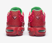 Nike Air Max Plus One Piece Ope Ope (WITH PROMO CARD) IW1282-600 en Very Berry avec motifs tourbillonnants, détails verts et carte promo DON!! One Piece vue de derrière. 