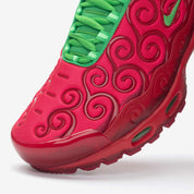 Vue zoomée sur la toe box de la Nike Air Max Plus One Piece Ope Ope (WITH PROMO CARD) IW1282-600 en Very Berry avec motifs tourbillonnants, détails verts et carte promo DON!! One Piece.