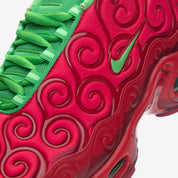 Vue zoomée sur les détails latéraux de la Nike Air Max Plus One Piece Ope Ope (WITH PROMO CARD) IW1282-600 en Very Berry avec motifs tourbillonnants, détails verts et carte promo DON!! One Piece.