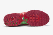 Nike Air Max Plus One Piece Ope Ope (WITH PROMO CARD) IW1282-600 en Very Berry avec motifs tourbillonnants, détails verts et carte promo DON!! One Piece vue de dessous. 