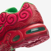 Vue zoomée sur les détails arrières de la Nike Air Max Plus One Piece Ope Ope (WITH PROMO CARD) IW1282-600 en Very Berry avec motifs tourbillonnants, détails verts et carte promo DON!! One Piece.