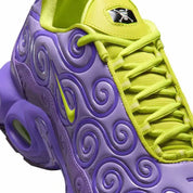 Nike Air Max Plus One Piece Gomu Gomu violette et verte avec motifs spiralés en relief, cage TPU et détails inspirés du Fruit du Démon de Luffy vue zoomée sur les détails laéraux. 