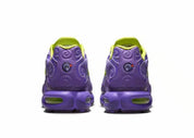 Nike Air Max Plus One Piece Gomu Gomu violette et verte avec motifs spiralés en relief, cage TPU et détails inspirés du Fruit du Démon de Luffy vue de derrière. 