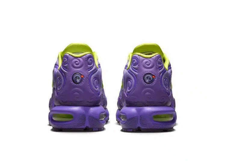 Nike Air Max Plus One Piece Gomu Gomu violette et verte avec motifs spiralés en relief, cage TPU et détails inspirés du Fruit du Démon de Luffy vue de derrière. 