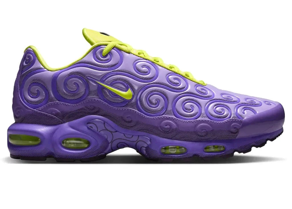 Nike Air Max Plus One Piece Gomu Gomu violette et verte avec motifs spiralés en relief, cage TPU et détails inspirés du Fruit du Démon de Luffy vue de profil. 