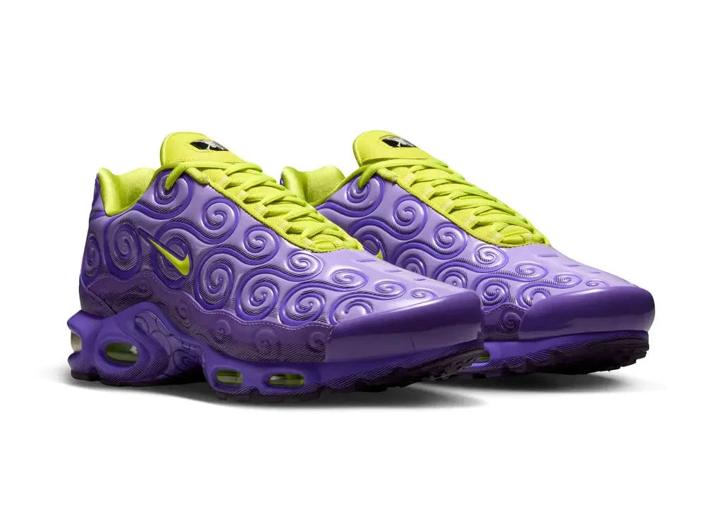 Nike Air Max Plus One Piece Gomu Gomu violette et verte avec motifs spiralés en relief, cage TPU et détails inspirés du Fruit du Démon de Luffy vue de 3/4 face. 