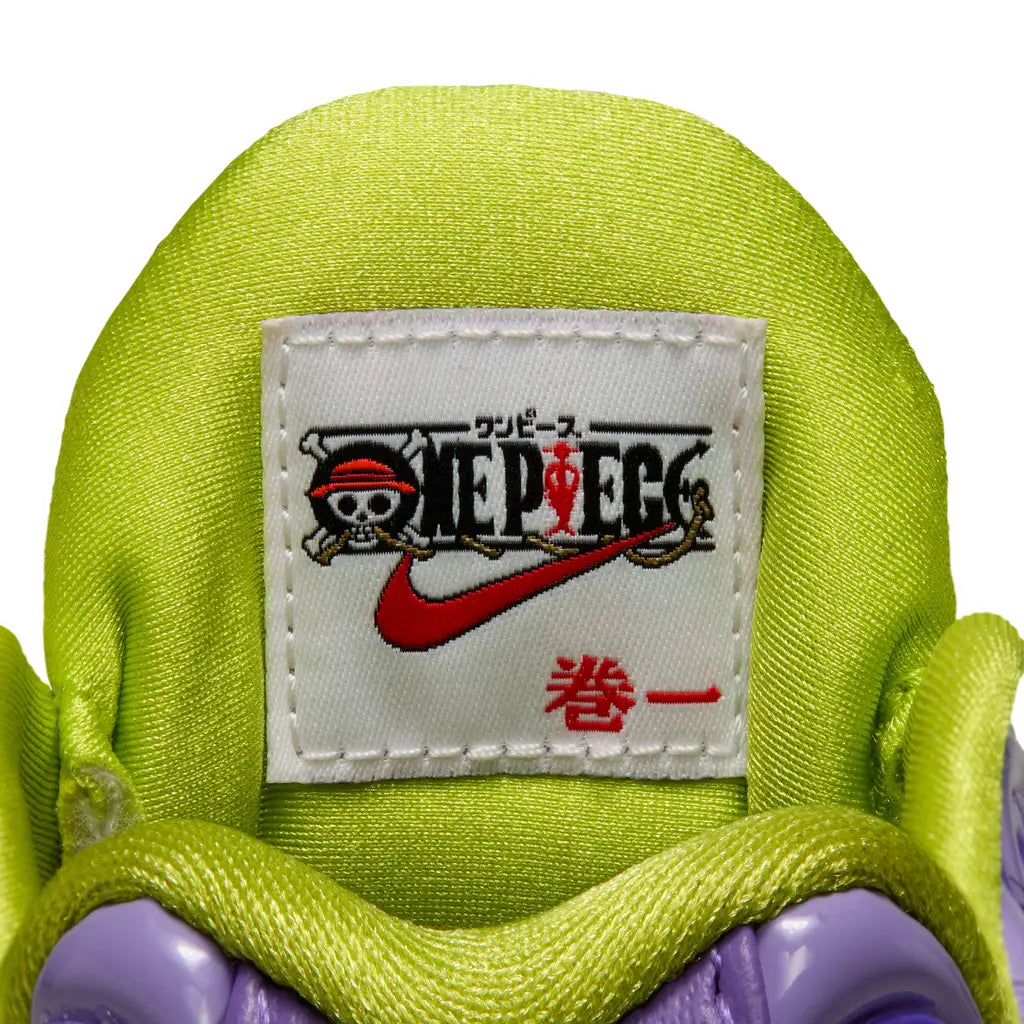 Détails à l'intérieur de la languette de la Nike Air Max Plus One Piece Gomu Gomu violette et verte avec motifs spiralés en relief, cage TPU et détails inspirés du Fruit du Démon de Luffy.