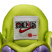 Détails à l'intérieur de la languette de la Nike Air Max Plus One Piece Gomu Gomu violette et verte avec motifs spiralés en relief, cage TPU et détails inspirés du Fruit du Démon de Luffy.