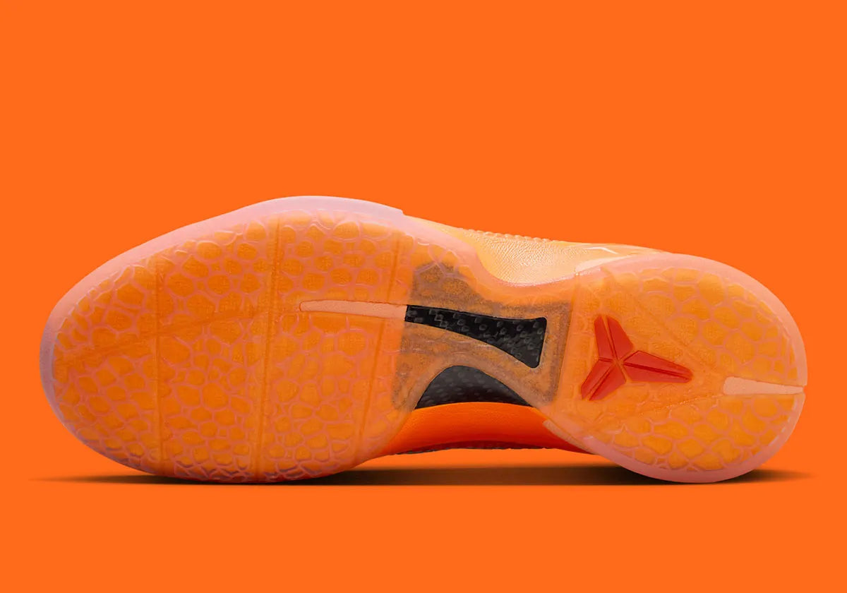  chaussure de basket-ball kobe 6 protro total orange , chausssure très légère , vu du dessous